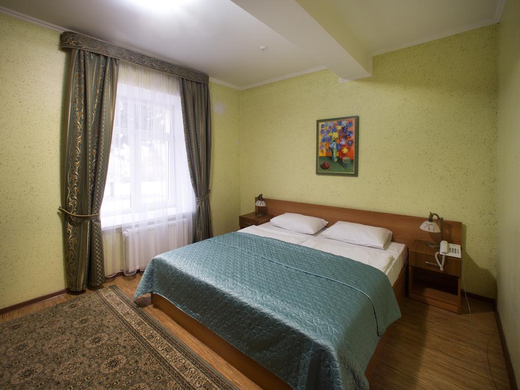 Gala Hotel Kamianets-Podilskyi Quarto foto