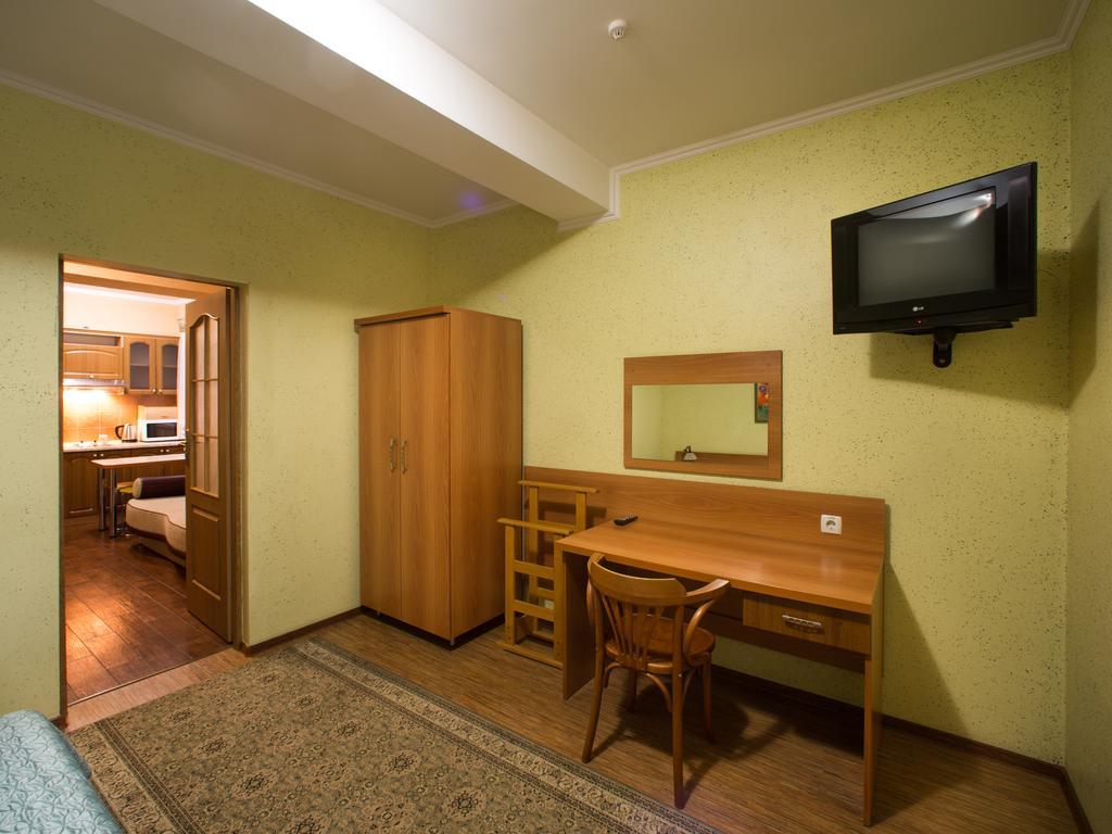 Gala Hotel Kamianets-Podilskyi Quarto foto