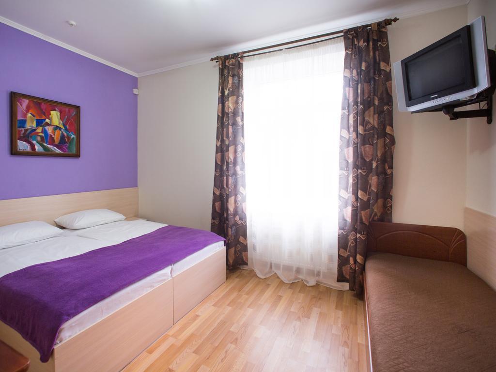 Gala Hotel Kamianets-Podilskyi Quarto foto