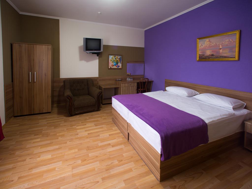 Gala Hotel Kamianets-Podilskyi Quarto foto